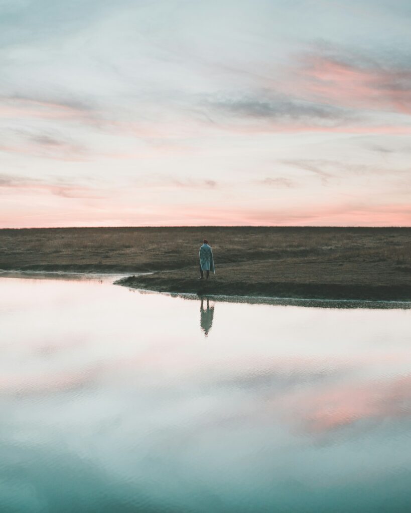 Amanhecer dramático em tons frios sobre a superfície do lago, melhor horário para remar em Brasília