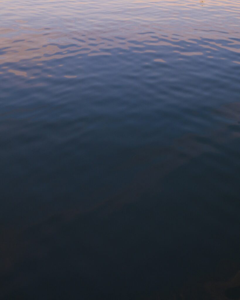 Reflexo abstrato do céu na superfície da água, composição minimalista — Brasília cidade de água