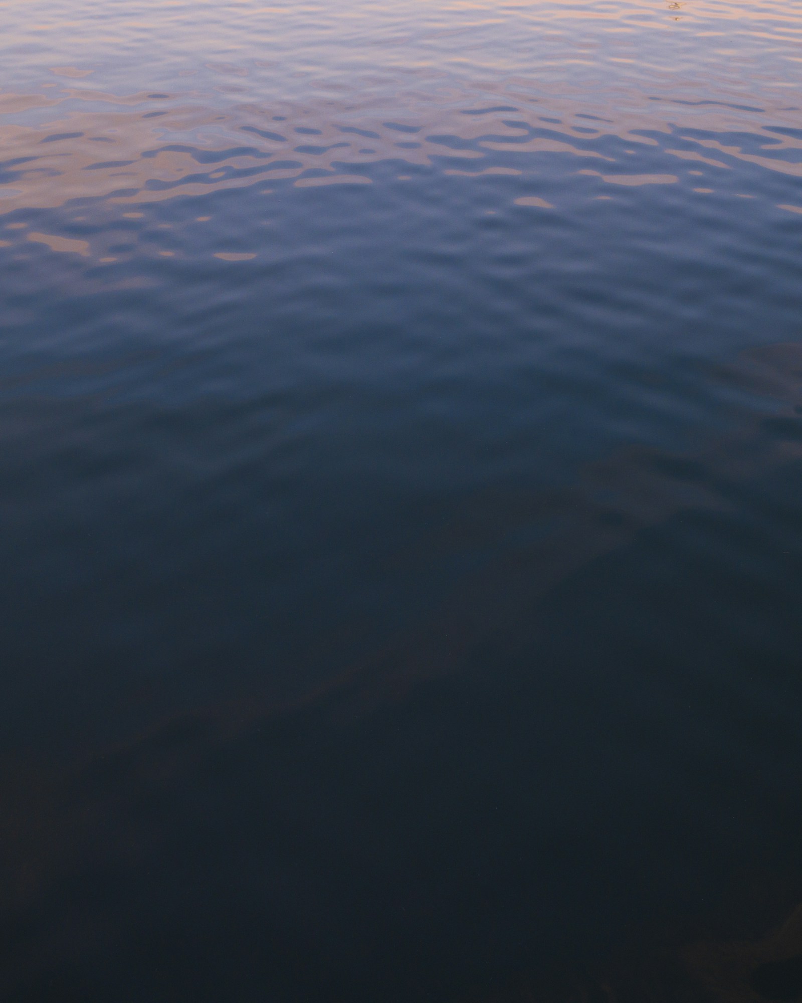 Reflexo abstrato do céu na superfície da água, composição minimalista — Brasília cidade de água