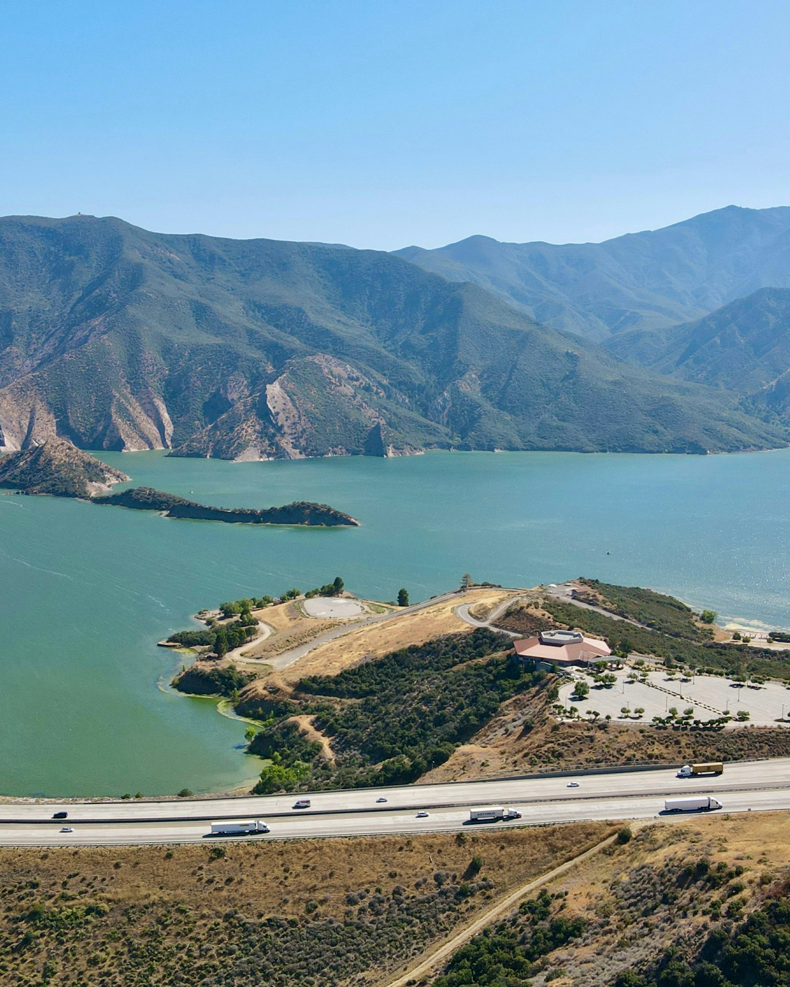 Vista aérea de drone sobre lago com enseadas e braços ramificados, mapa do Paranoá