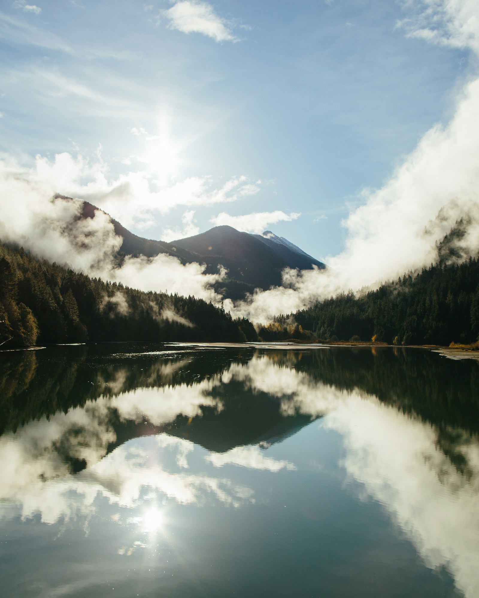 Paisagem lacustre sob nuvens baixas e tempo mutável, estações que mudam a remada